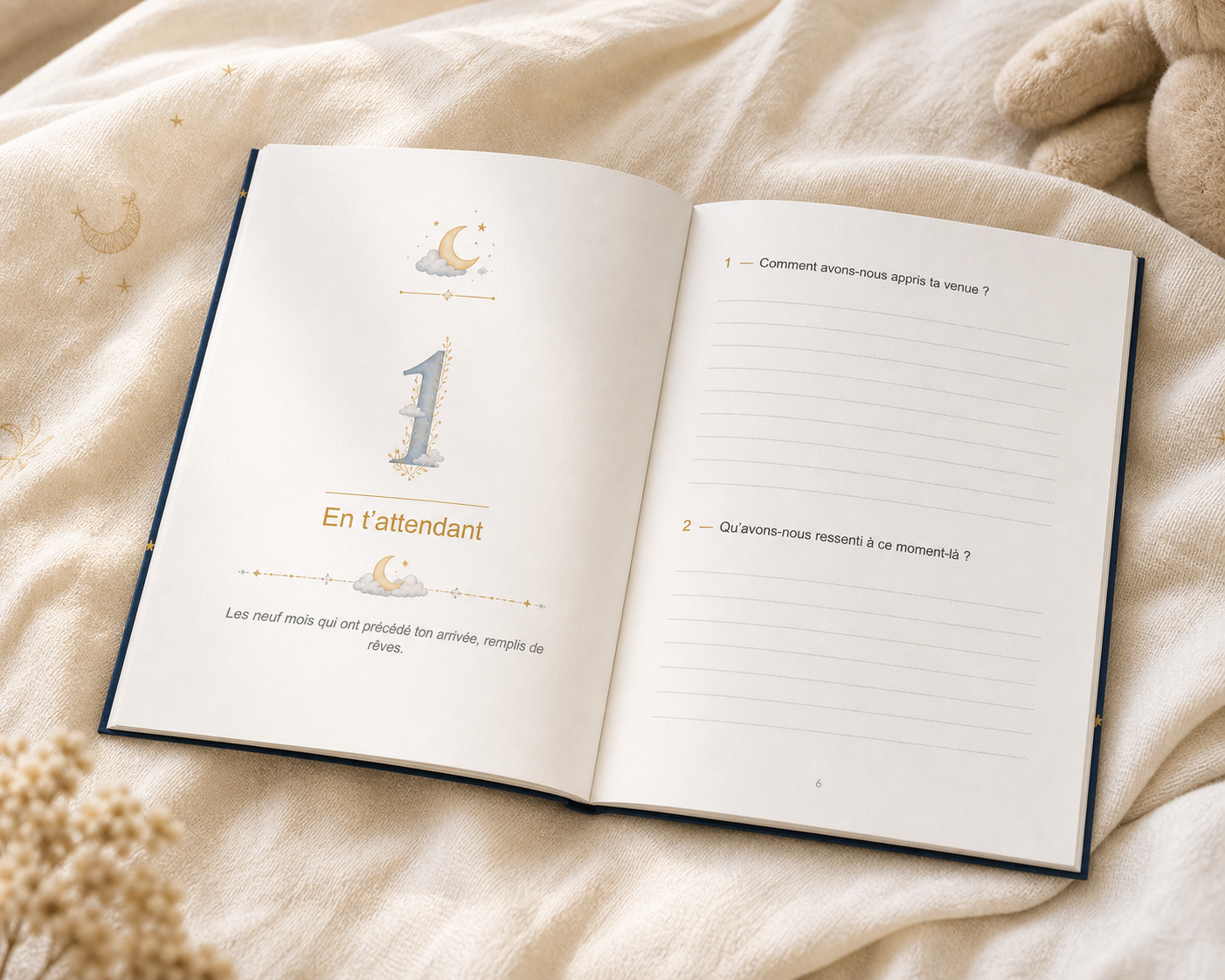 Le livre HIKAYATAK bébé ouvert sur un plaid crème, peluche douce et fleurs séchées en arrière-plan, page chapitre illustrée à gauche et premières questions guidées à droite