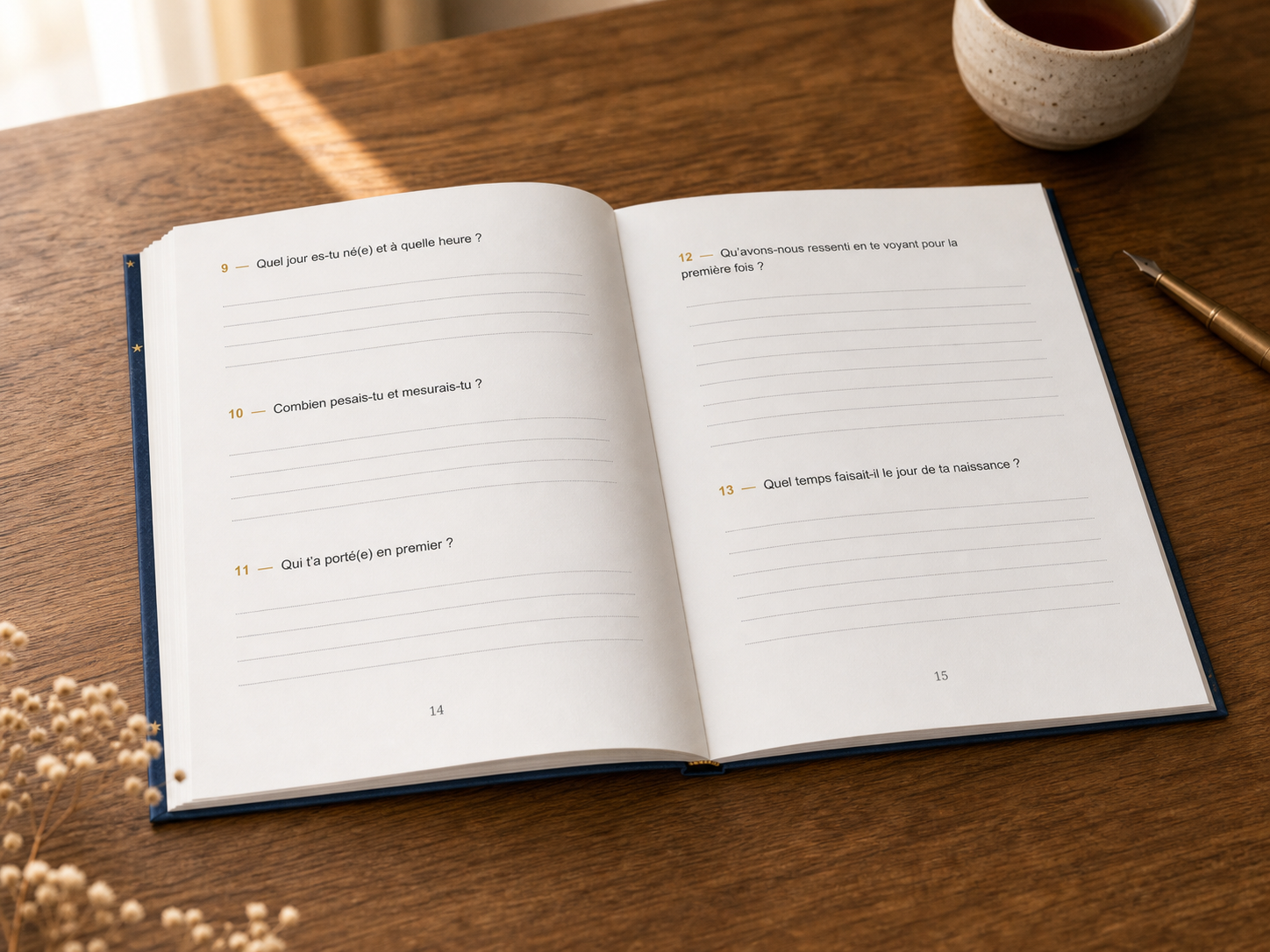Le livre HIKAYATAK bébé ouvert sur une table en bois, à côté d'un thé à la menthe, pages de questions guidées à remplir à la main