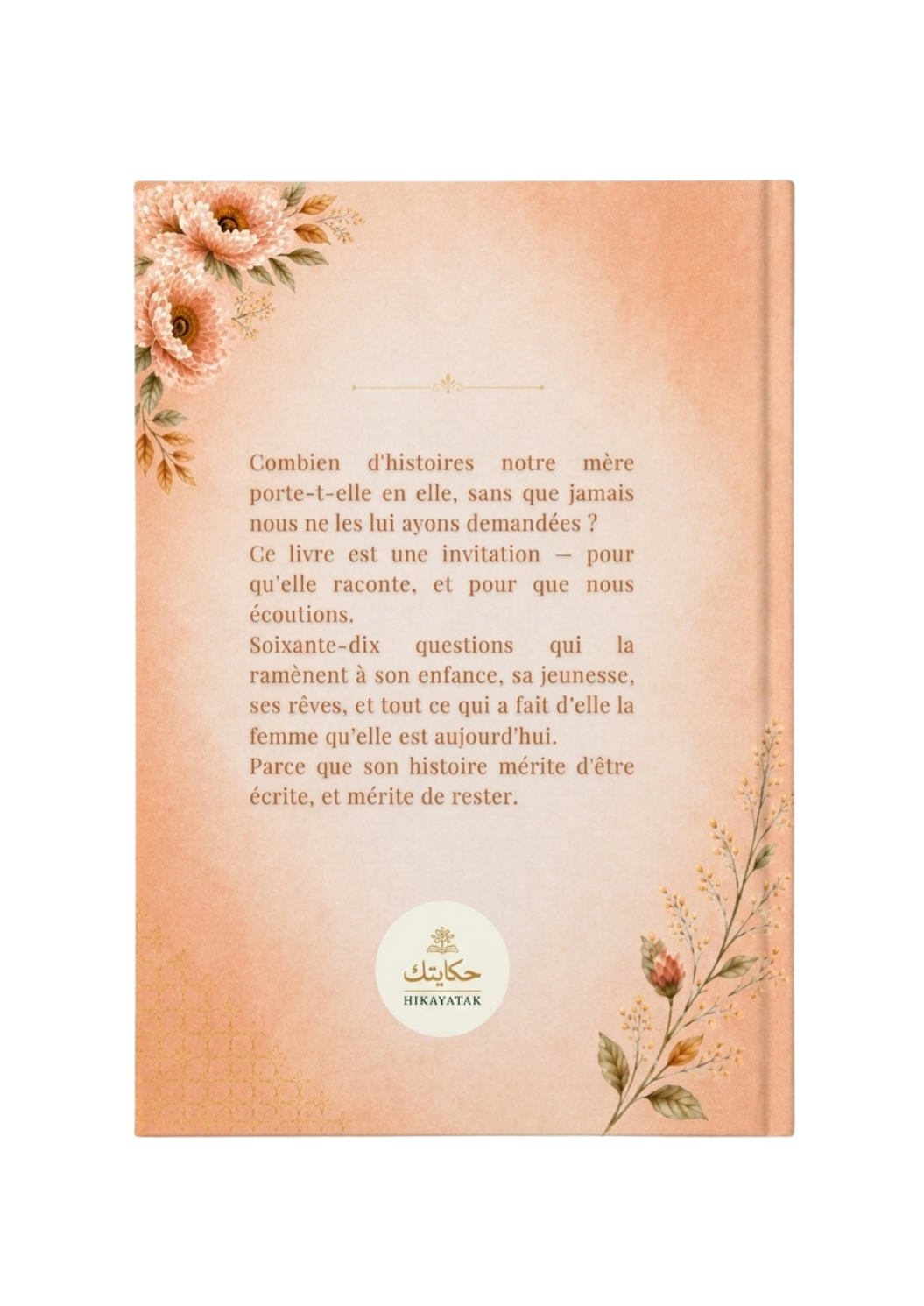 La 4e de couverture du livre HIKAYATAK mère — préface imprimée sur fond pêche, ornements floraux dahlias et sprigs dorés