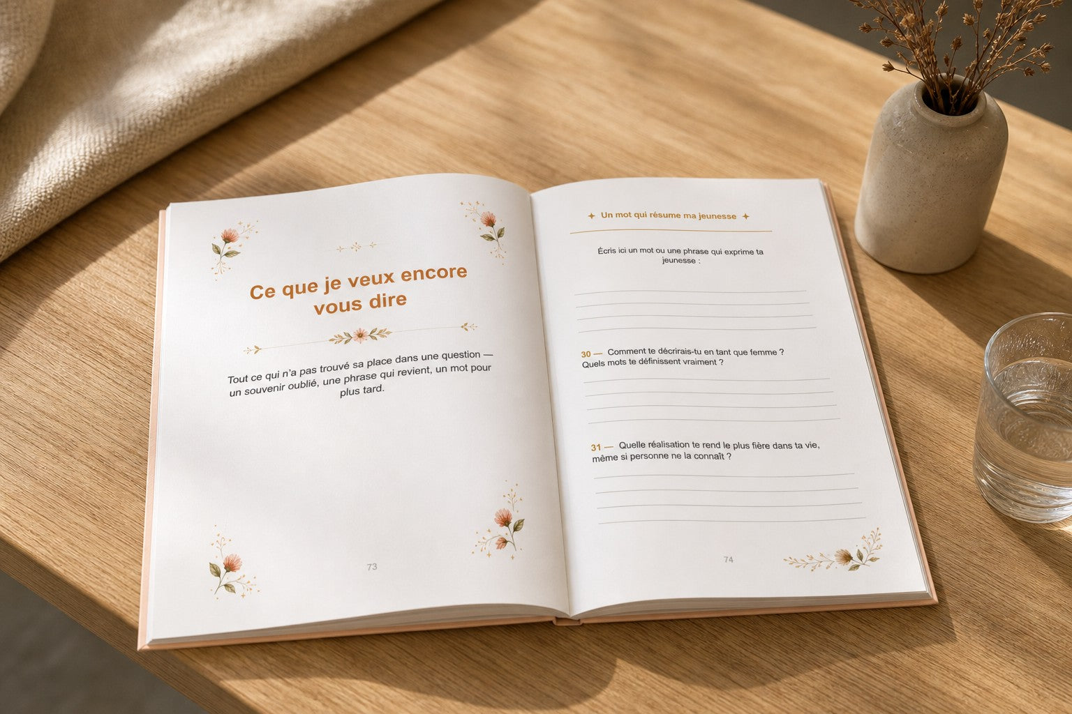 Le livre HIKAYATAK mère ouvert sur une table en bois, vase de fleurs séchées